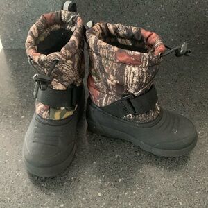 Toddler size 6 Northside camo snow boots
